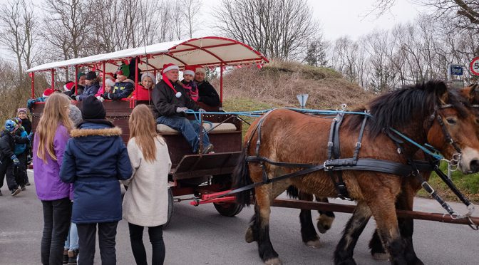 Juleoptog, juletræstænding og krybbespil